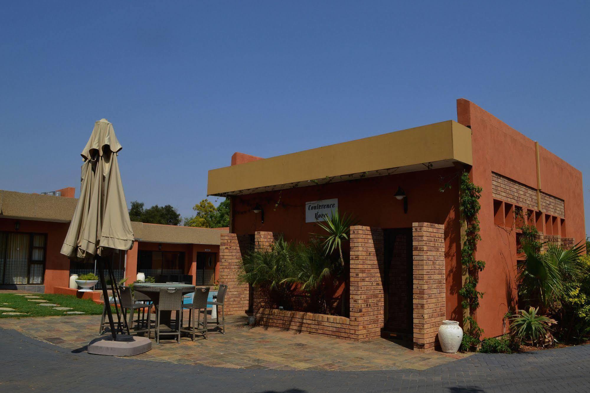 Boga Legaba Guest House & Conference Centre Mafikeng Luaran gambar